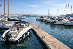 Amarres para barcos en un puerto deportivo con embarcaciones atracadas